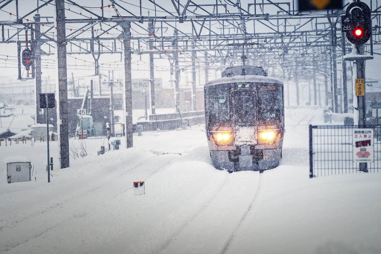 train, snowstorm, snow-6907884.jpg